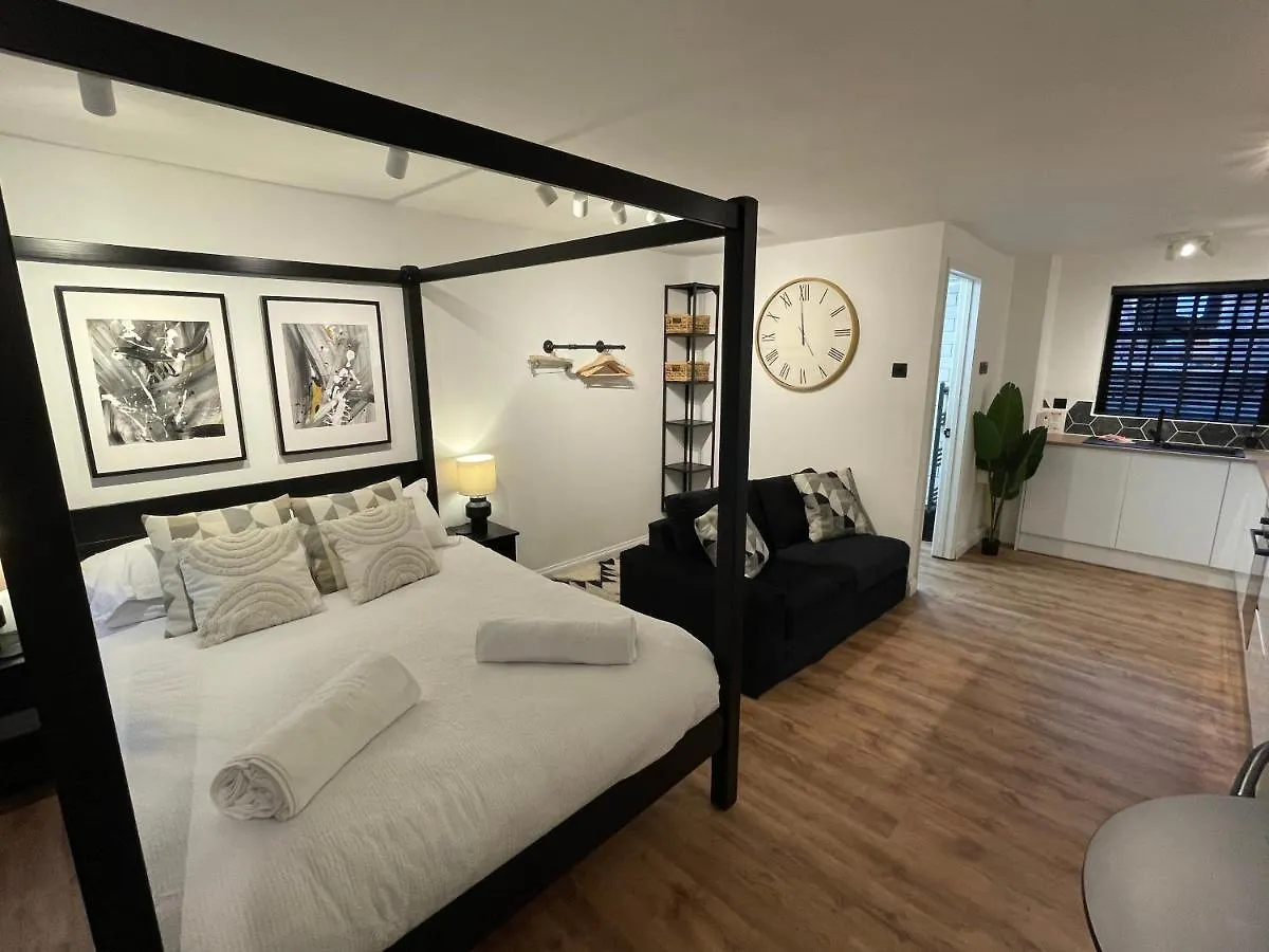 Ultra Modern Studio Apartment, In Central Exeter 0*,